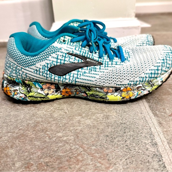 Brooks women’s Revel 3 Special edition Hawaiian style size 8.5 - Picture 3 of 8